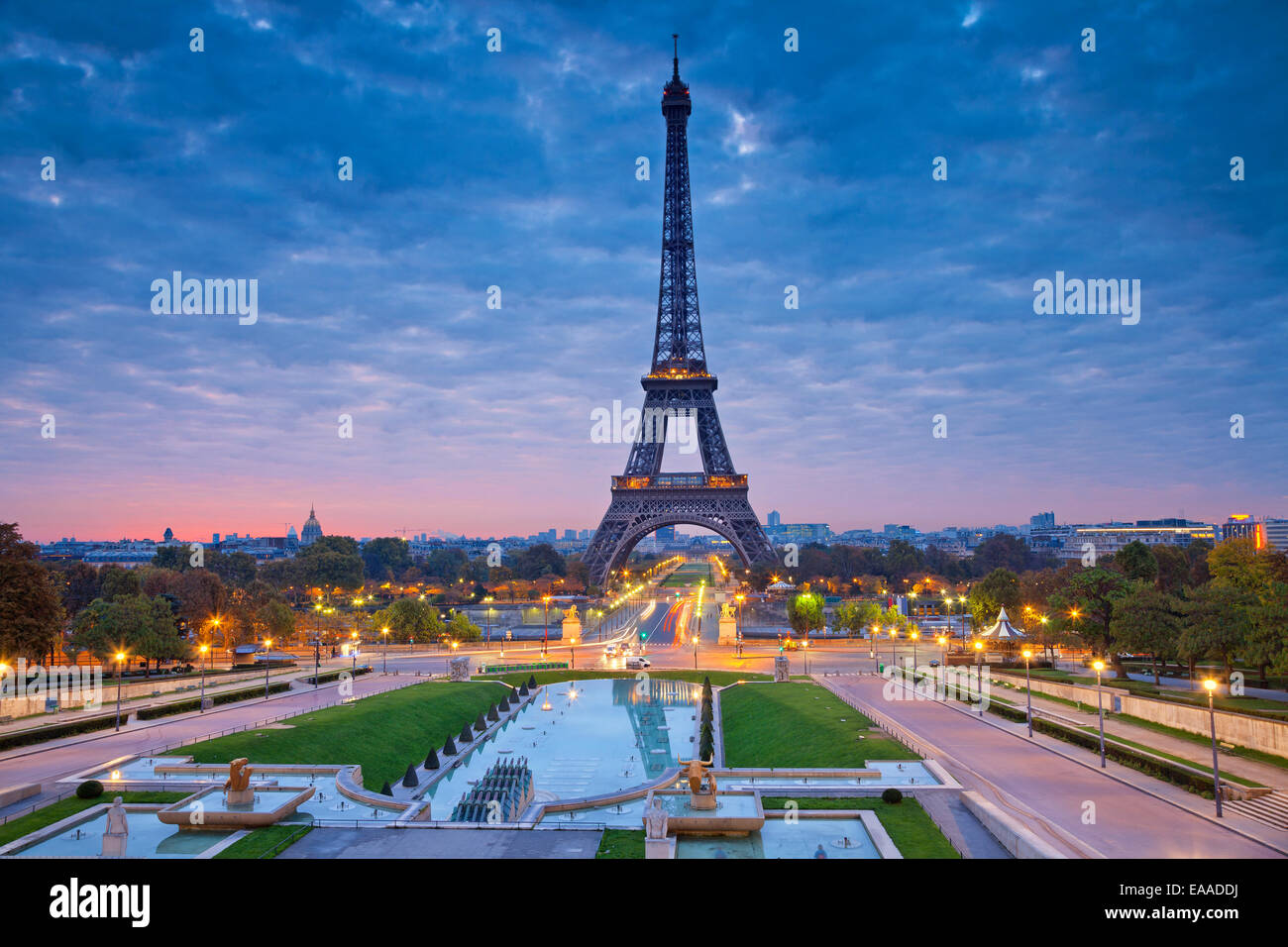 Bild von Paris bei Sonnenaufgang mit dem Eiffelturm. Stockfoto