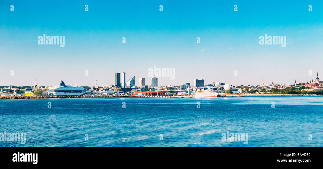 Panorama Skyline von Tallinn und Hafen, Küste mit blauer klarer Himmel bei Sonnenaufgang, Estland. Blick aus Meer, Golf von Finnland Stockfoto