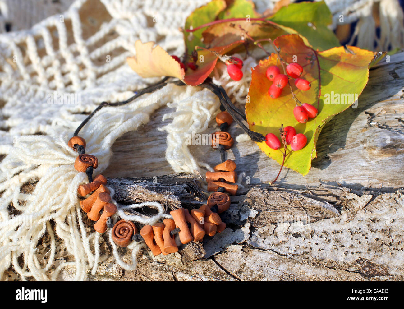 Ethnischen Ton handgemachte Halskette (Armband) auf Herbst-Stil Hintergrund Stockfoto