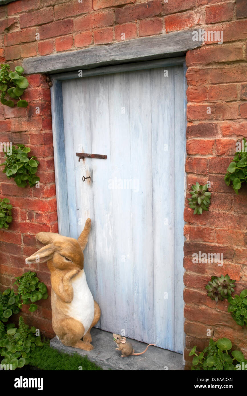 Chelsea Flower Show 2014. Peter Rabbit an der Tür Potting shed Stockfoto