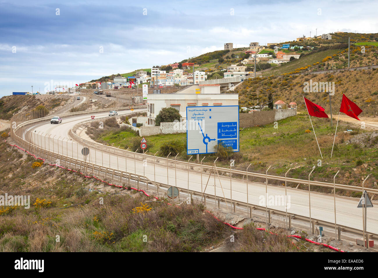 Tanger, Marokko - 28. März 2014: Küstenstraße von Tanger Stadt Tanger-Med 2 neue Hafenterminals im Bau Stockfoto