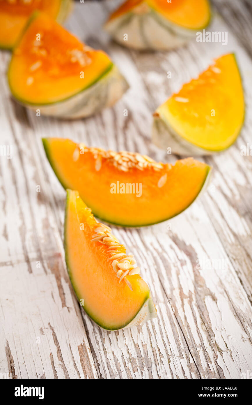 Frische Melone auf Holztisch Stockfoto