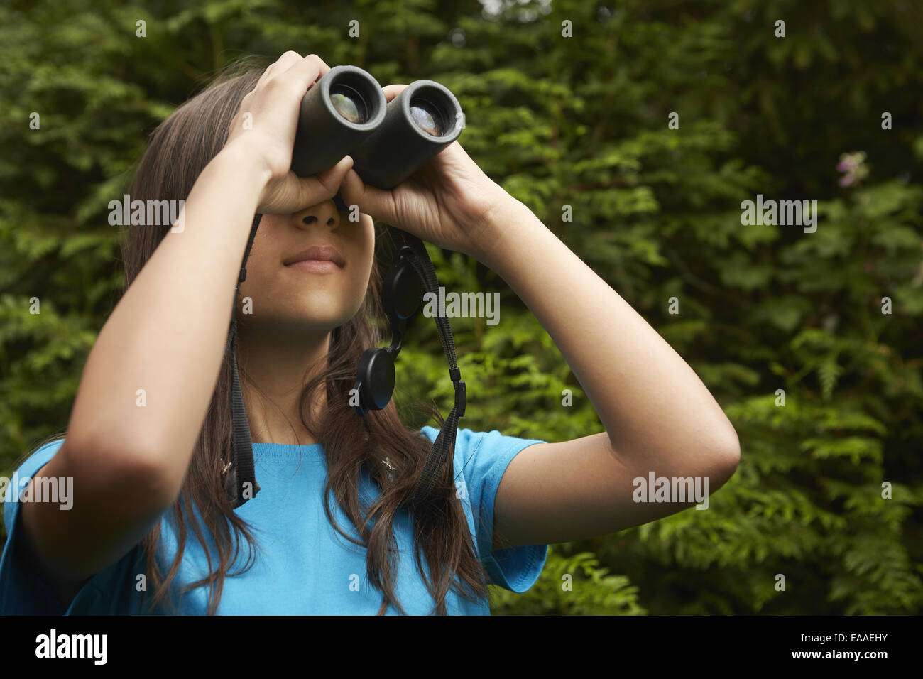 Ein junges Mädchen mit Vogelbeobachtung Fernglas. Stockfoto