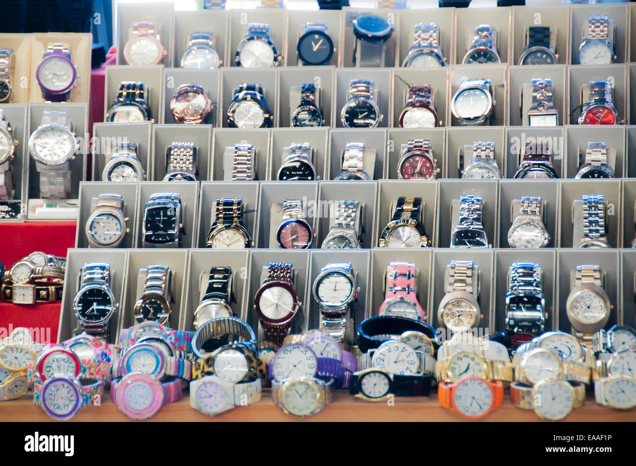 Anzeige von Dutzenden von Armbanduhren zum Verkauf an Flohmarkt. Stockfoto