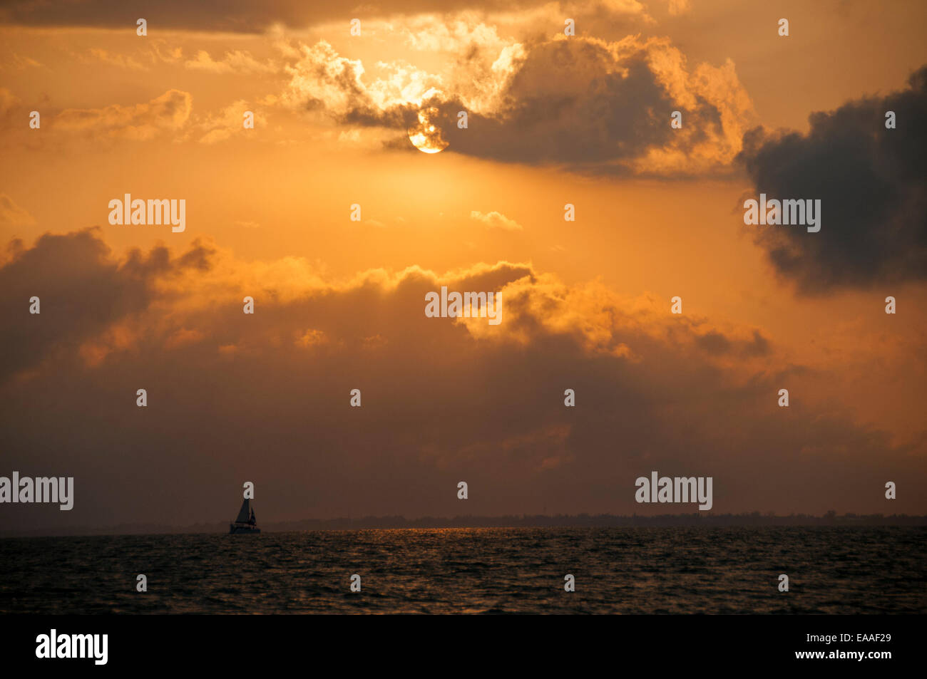 Sonnenuntergang [warmes Licht] Seelandschaft cloud Florida Boot Stockfoto