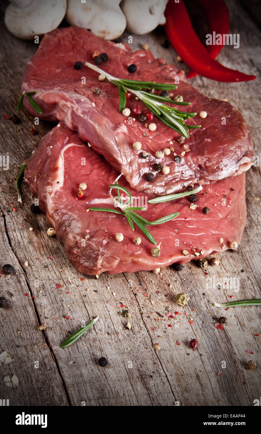 Rohes Rindfleisch Steaks für den Grill vorbereitet Stockfoto