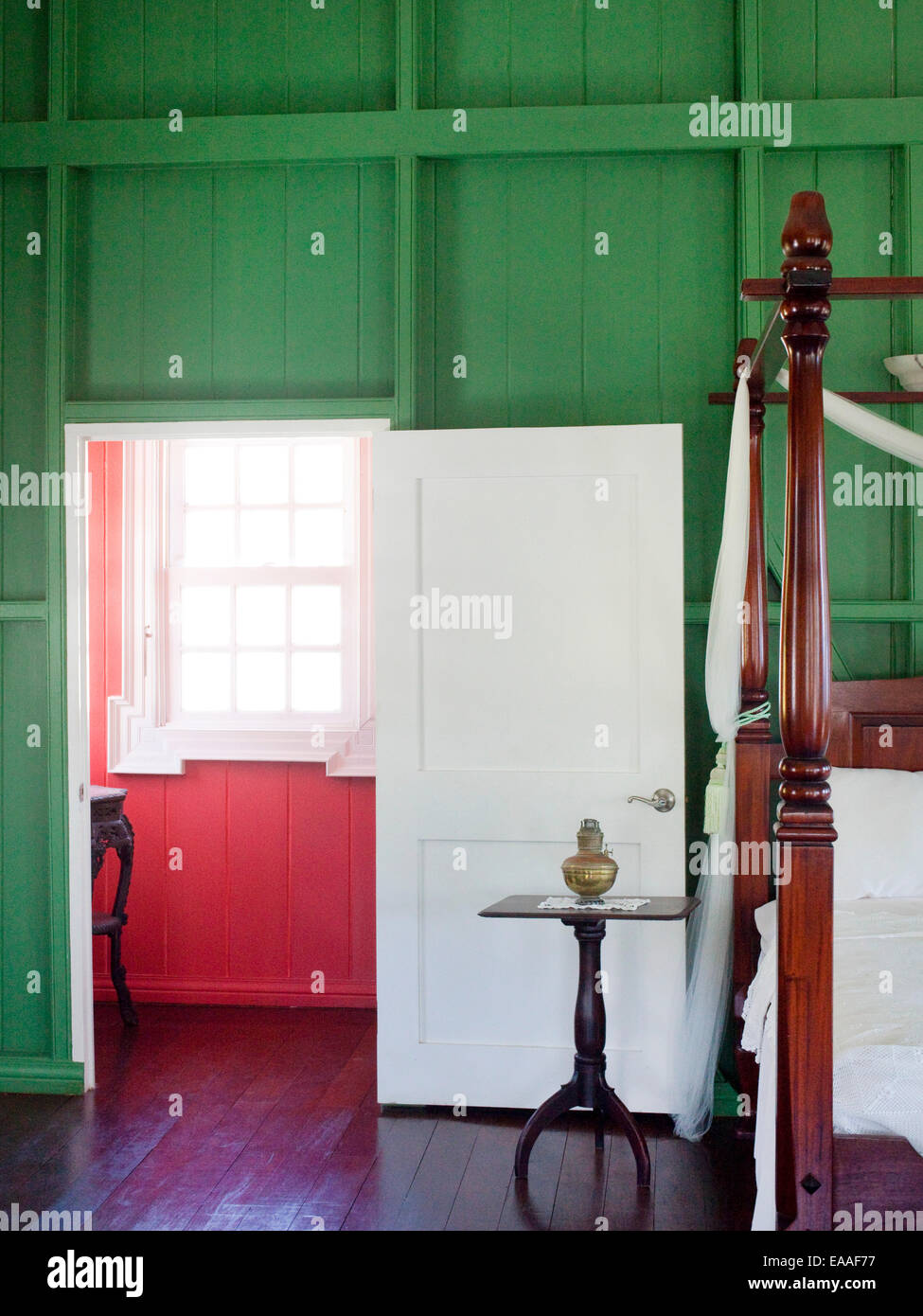 Post-Bett im Haus im Kolonialstil Karibik Stockfoto