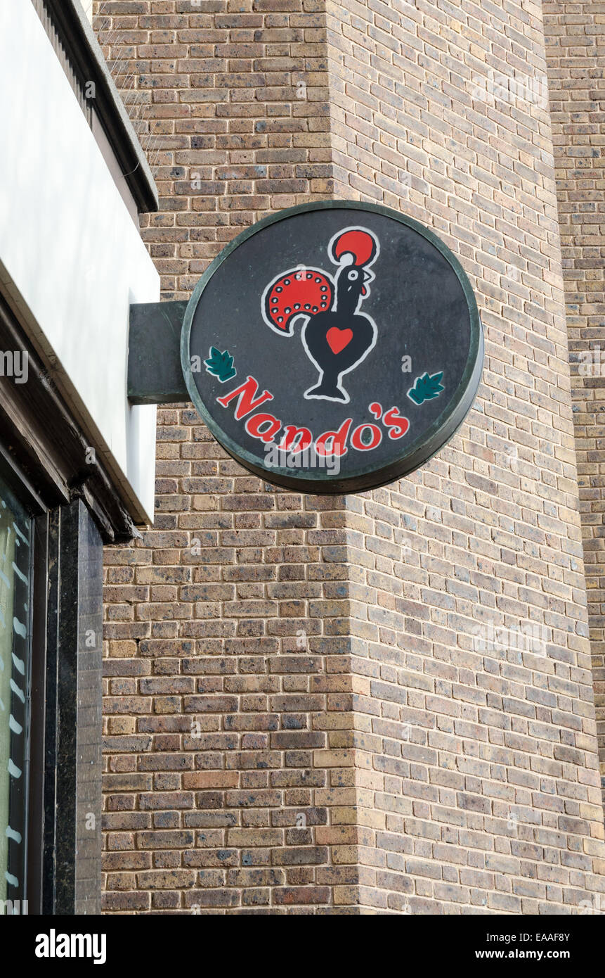 Kreisförmige Zeichen über Nando's restaurant Stockfoto