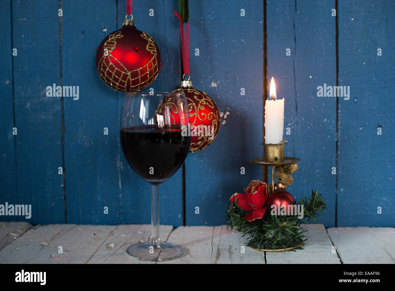 Gläser Rotwein Mit Weihnachtsdekoration Stockfoto Bild