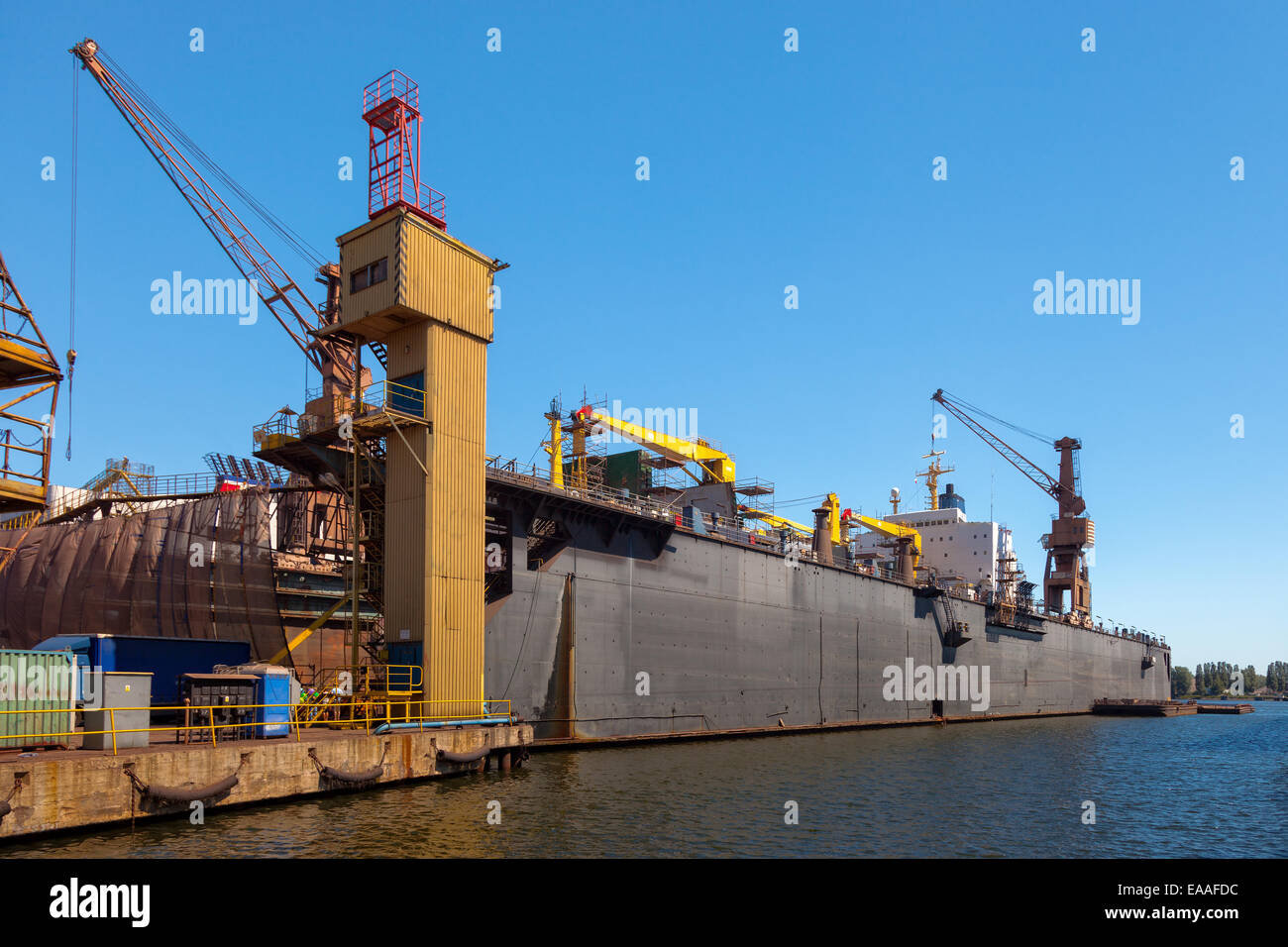 Trockenen Schwimmdock und Kräne in der Werft. Stockfoto