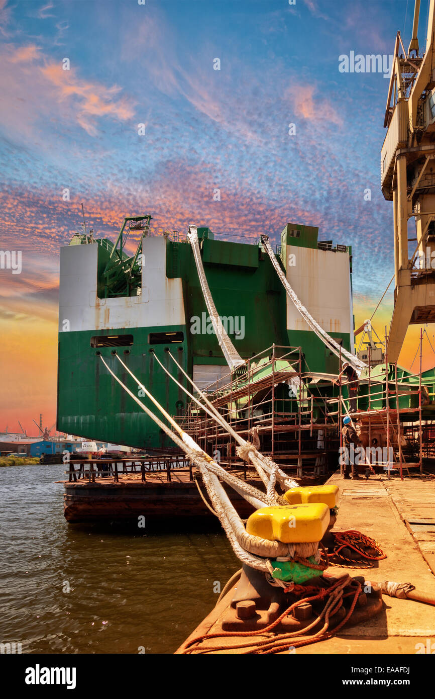 Schiff vertäut am Kai in Werft - Blick vom Heck. Stockfoto
