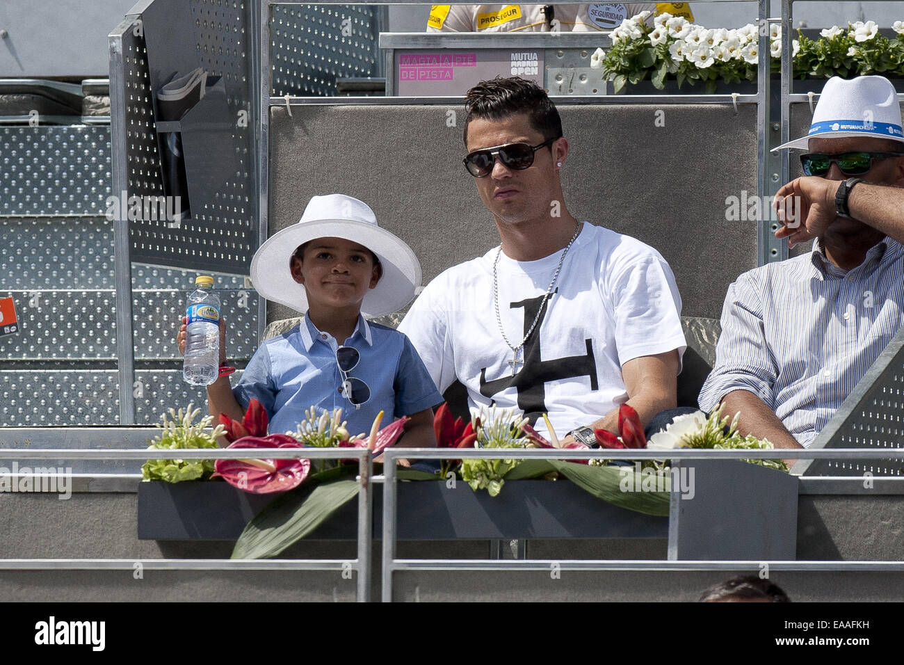 Real Madrid-Football-Spieler Cristiano Ronaldo mit seinem Sohn bei den Mutua Madrid Open Tennis-Turnier in der Caja Magica Madrid mit: Cristiano Ronaldo, Cristiano Junior, Cristiano Jr. wo: Madrid, Spanien: 8. Mai 2014 Stockfoto