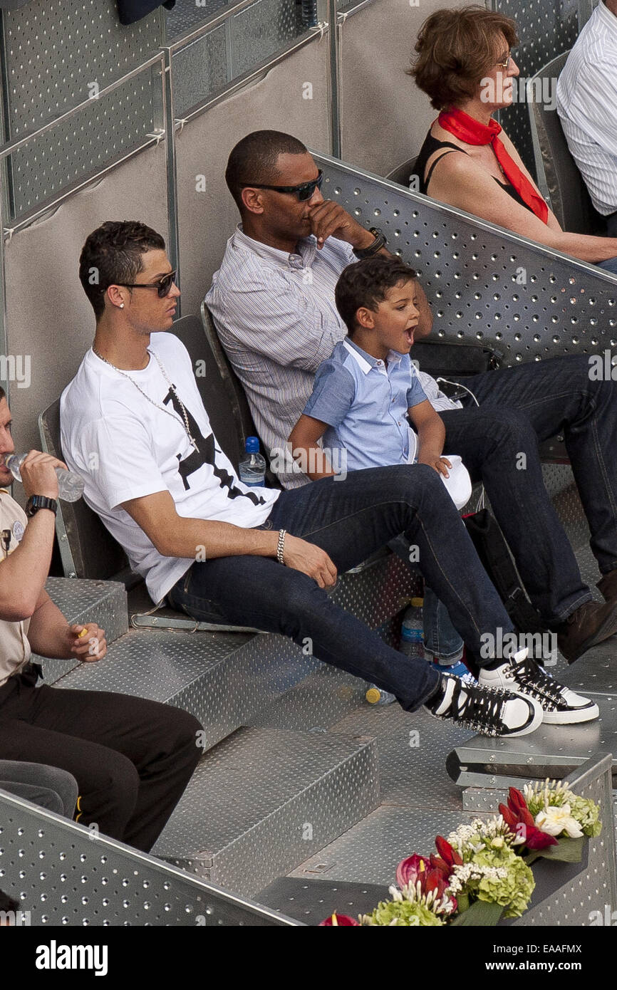 Real Madrid-Football-Spieler Cristiano Ronaldo mit seinem Sohn bei den Mutua Madrid Open Tennis-Turnier in der Caja Magica Madrid mit: Cristiano Ronaldo, Cristiano Junior, Cristiano Jr. wo: Madrid, Spanien: 8. Mai 2014 Stockfoto