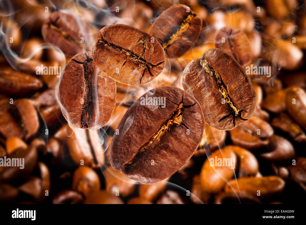 Kaffeebohnen in Rauch fliegen Stockfoto
