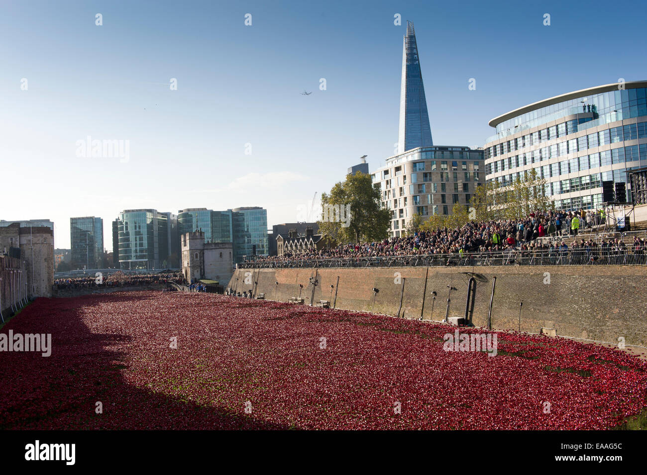 London, UK Tower of London. Massen strömen, um die 888,246 Keramik rot Erinnerung Mohnblumen am 100. Jahrestag des 1. Weltkrieges zu sehen. Stockfoto