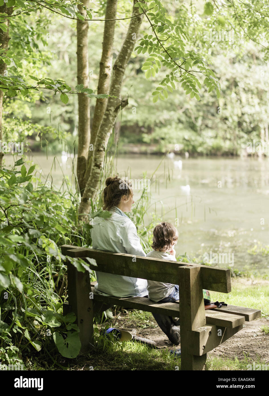 Frau und Kind sitzen auf einer Bank. Stockfoto