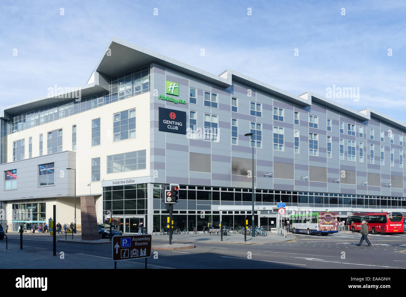 Derby-Busbahnhof mit Holiday Inn und Genting Club oben Stockfoto