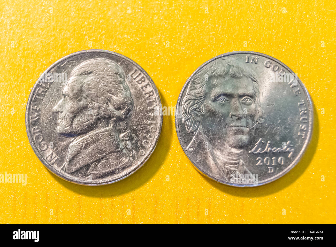 Zwei Versionen der USA 5 Cent-Stück mit Thomas Jefferson Stockfoto