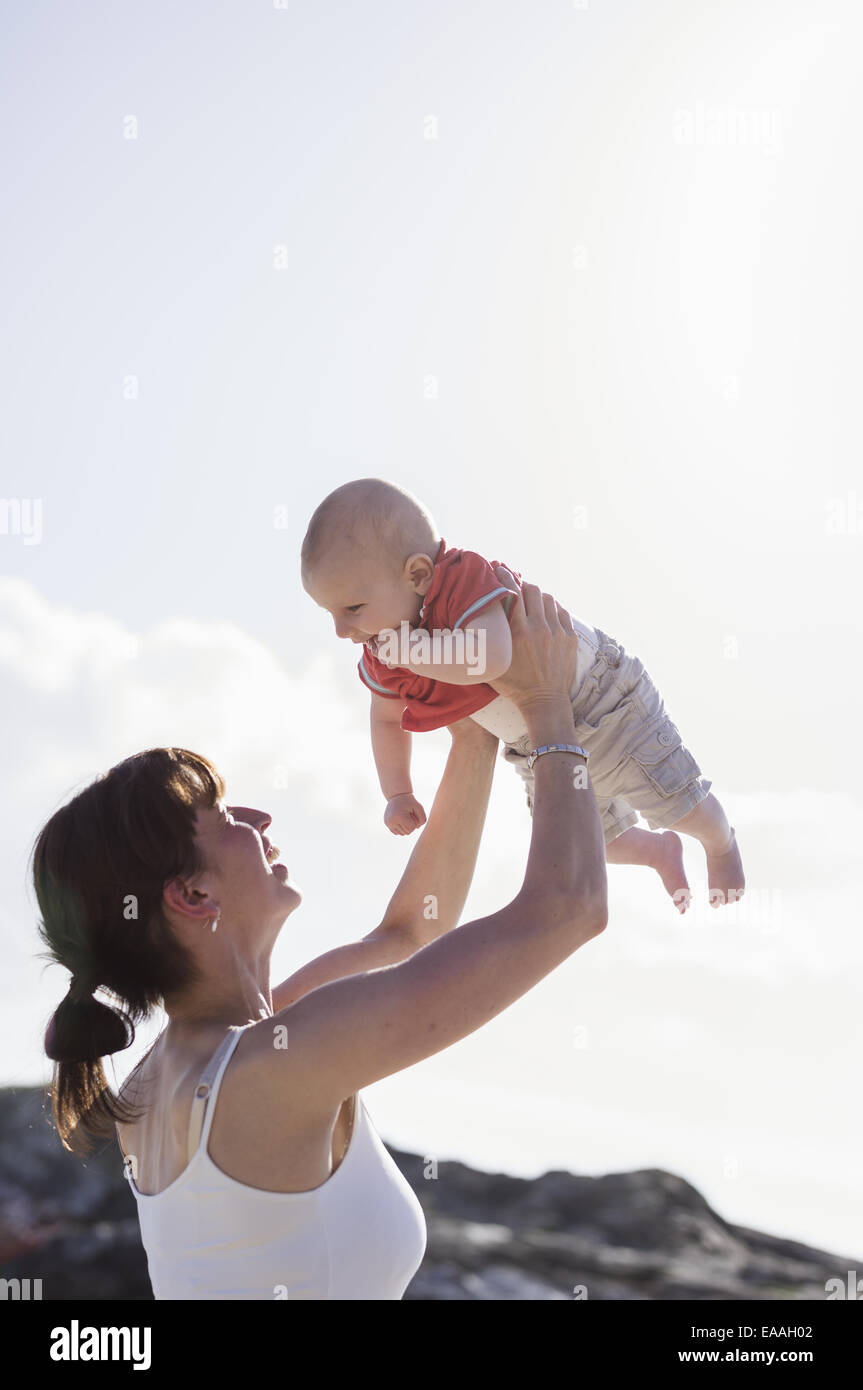 Mutter mit ihrem Baby zu spielen. Stockfoto