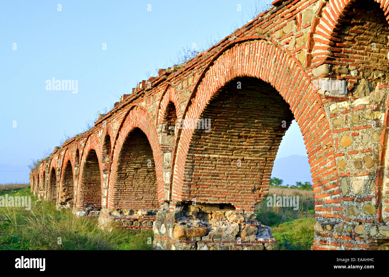 Historische Gebäude der berühmten Aquädukt in der Nähe von Skopje Stockfoto