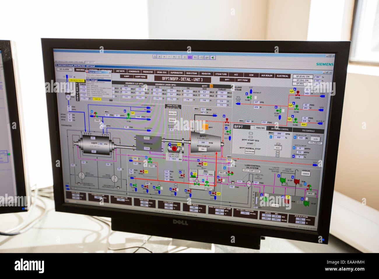 Ein Cotrol Programm auf dem Ivanpah solarthermische Kraftwerk in Kalifornien '' s Mojave-Wüste ist derzeit die größte thermische Solaranlage der Welt. Es erzeugt 392 Megawatt (MW) und setzt 173.500 Heliostaten, die Sonnen-Strahlen auf drei Solartürme widerspiegeln. Es umfasst 4.000 Hektar Wüste. Stockfoto