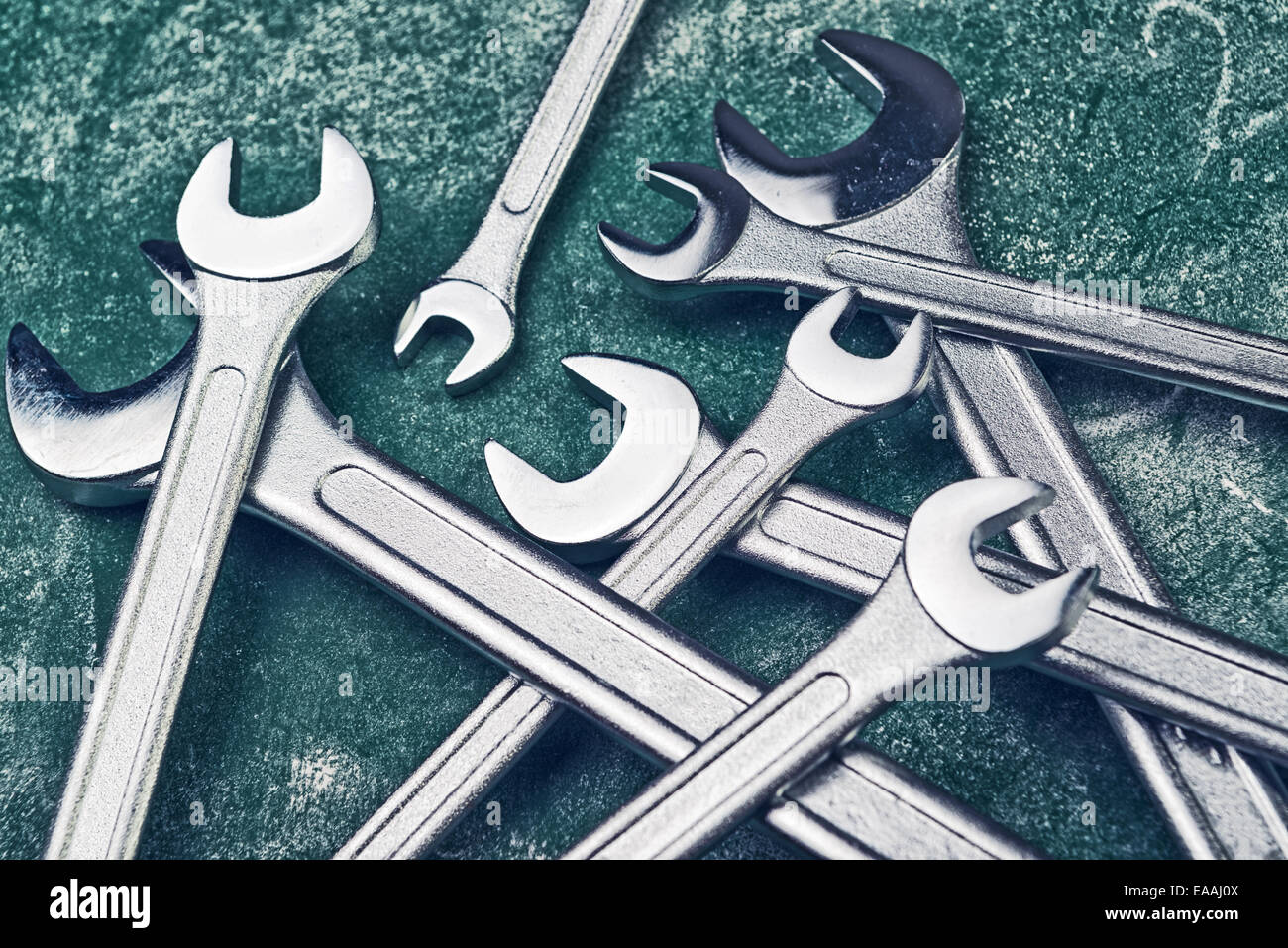 Schraubenschlüssel Kiefer Spanner Tools gestapelt auf Workshoptisch. Stockfoto