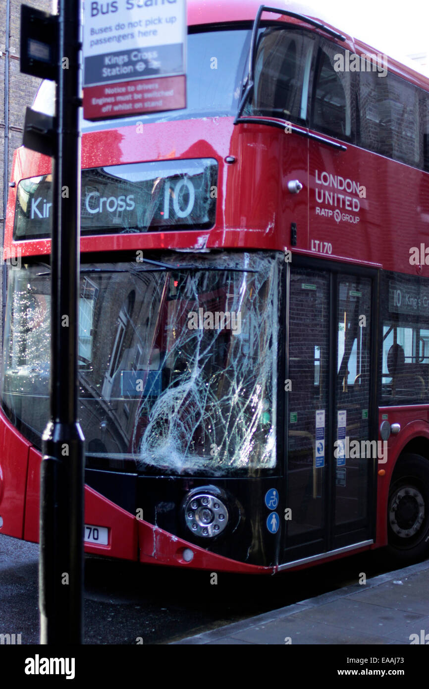 zertrümmerte Windschutz auf einen neuen Londoner Routemaster bus Stockfoto