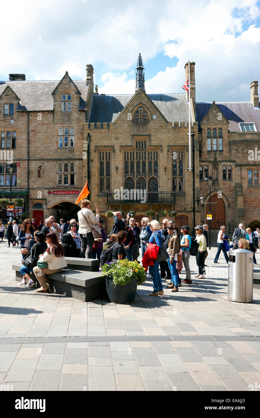 Durham Marktplatz mit Reisegruppe und Guide. UK Stockfoto