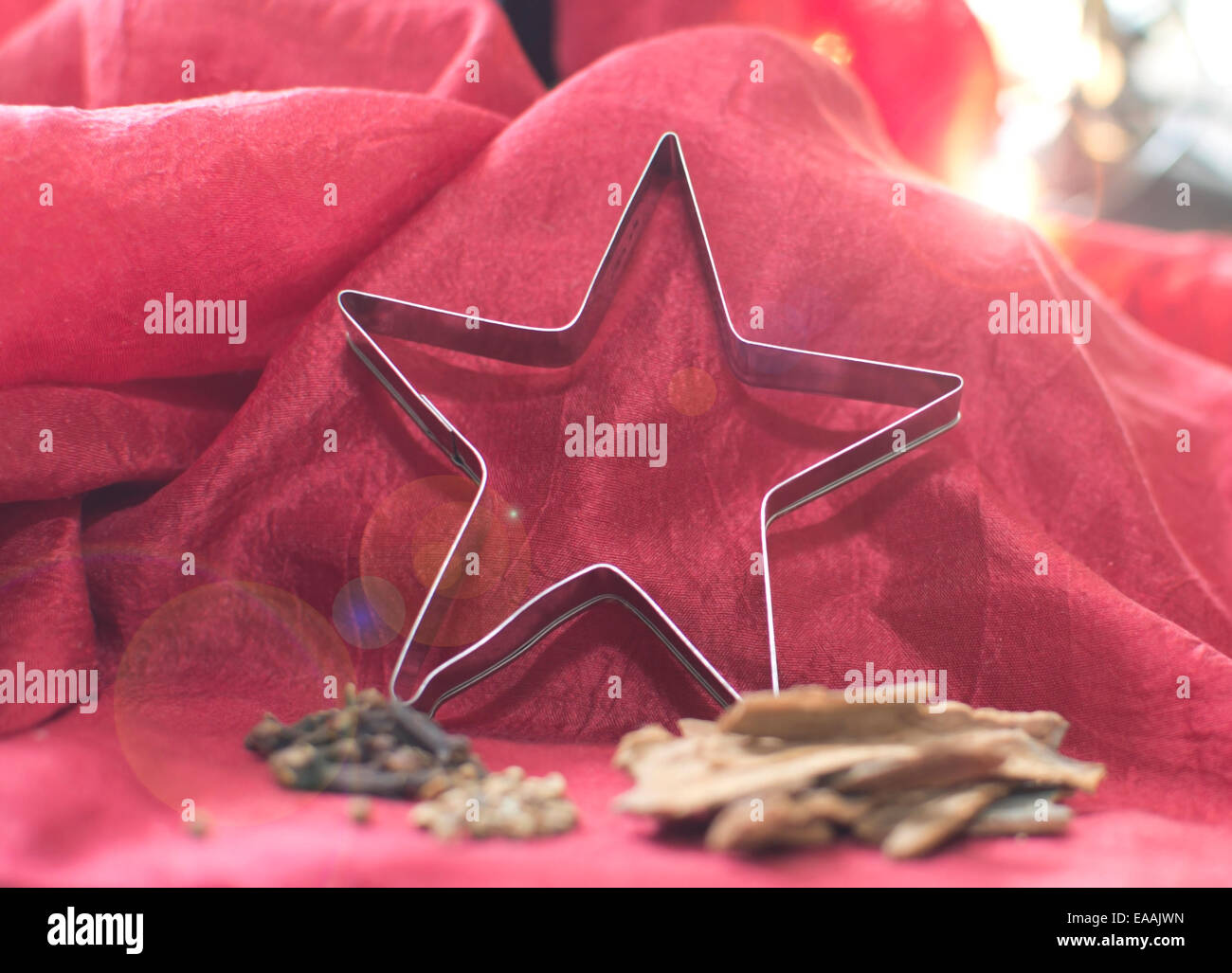 Roter Stern Zinn Hintergrund für Feiertage oder Weihnachten Hintergrund zu backen. Stockfoto