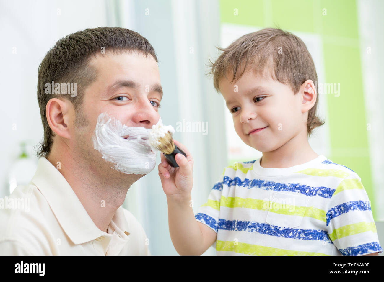 Vorschulkind beobachten rasieren von seinem Vater Stockfoto