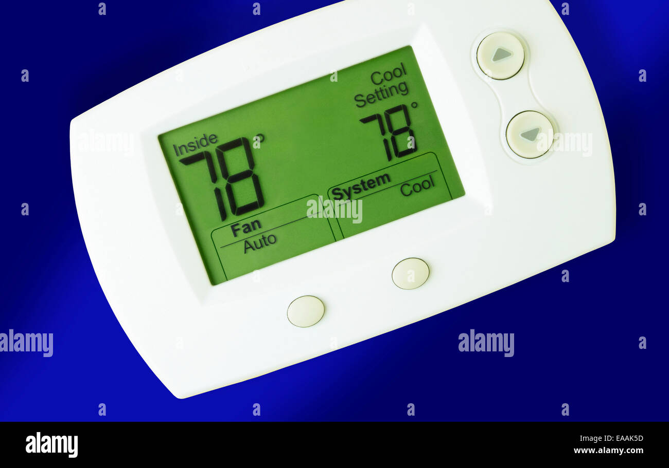 Nahaufnahme von einem digitalen Thermostat eingestellt auf 78 Grad isoliert gegen einen blauen Hintergrund mit einem weichen Schlagschatten. Stockfoto