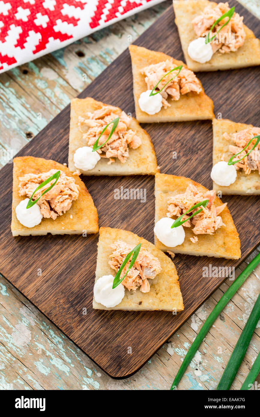 Kartoffelpuffer mit Lachs teriyaki Stockfoto