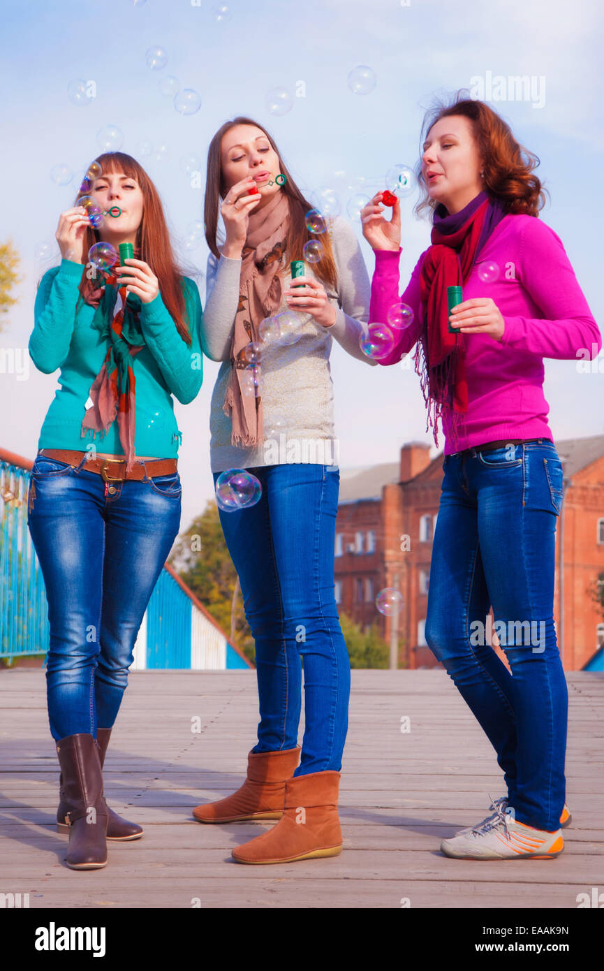 Drei junge schöne Frauen sprengen Luftblasen Stockfoto
