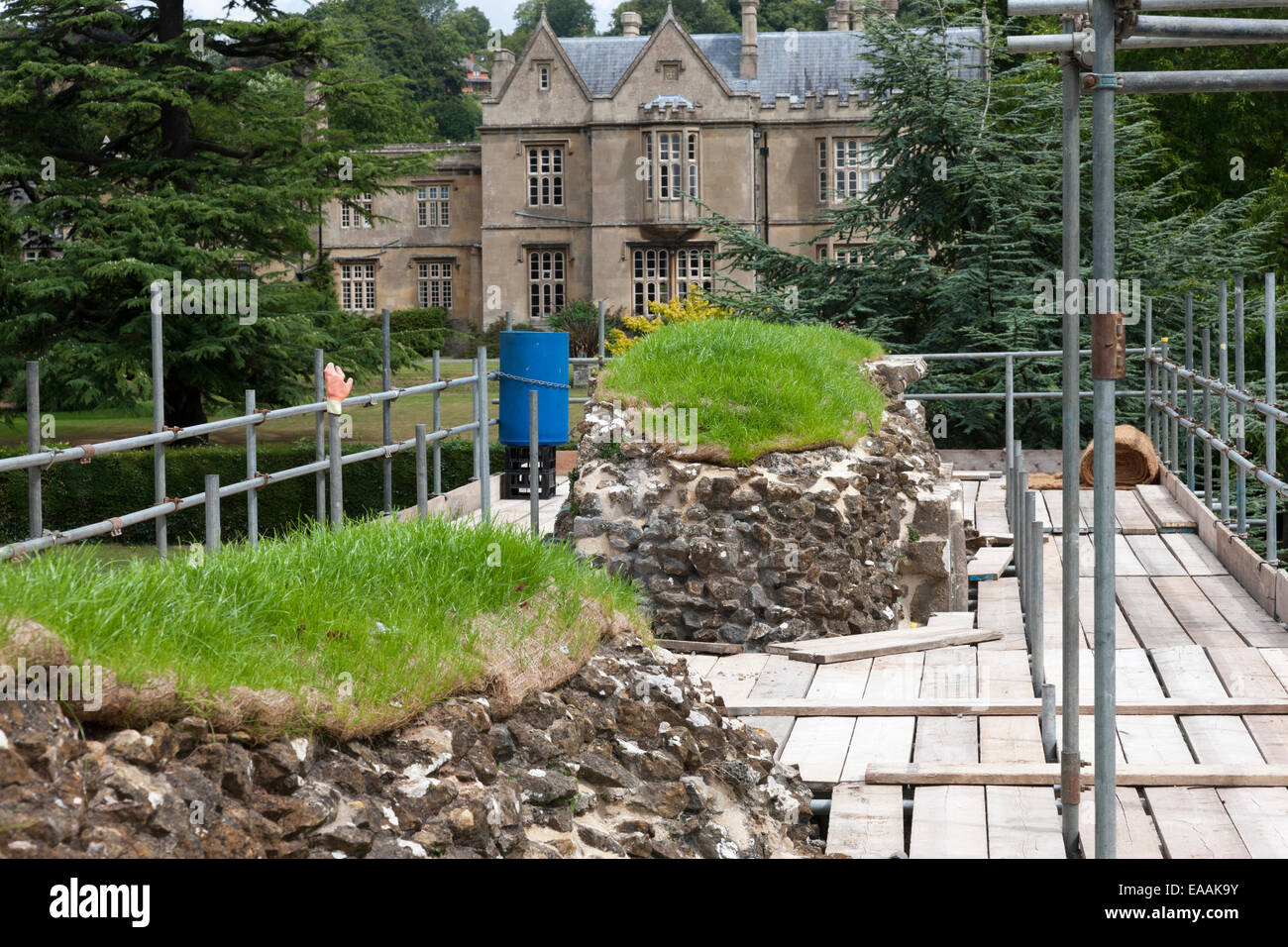 Gerüst errichtet für die Installation des Rasens, die zerstörten Mauern der Abtei von Glastonbury, Somerset zu schützen Stockfoto