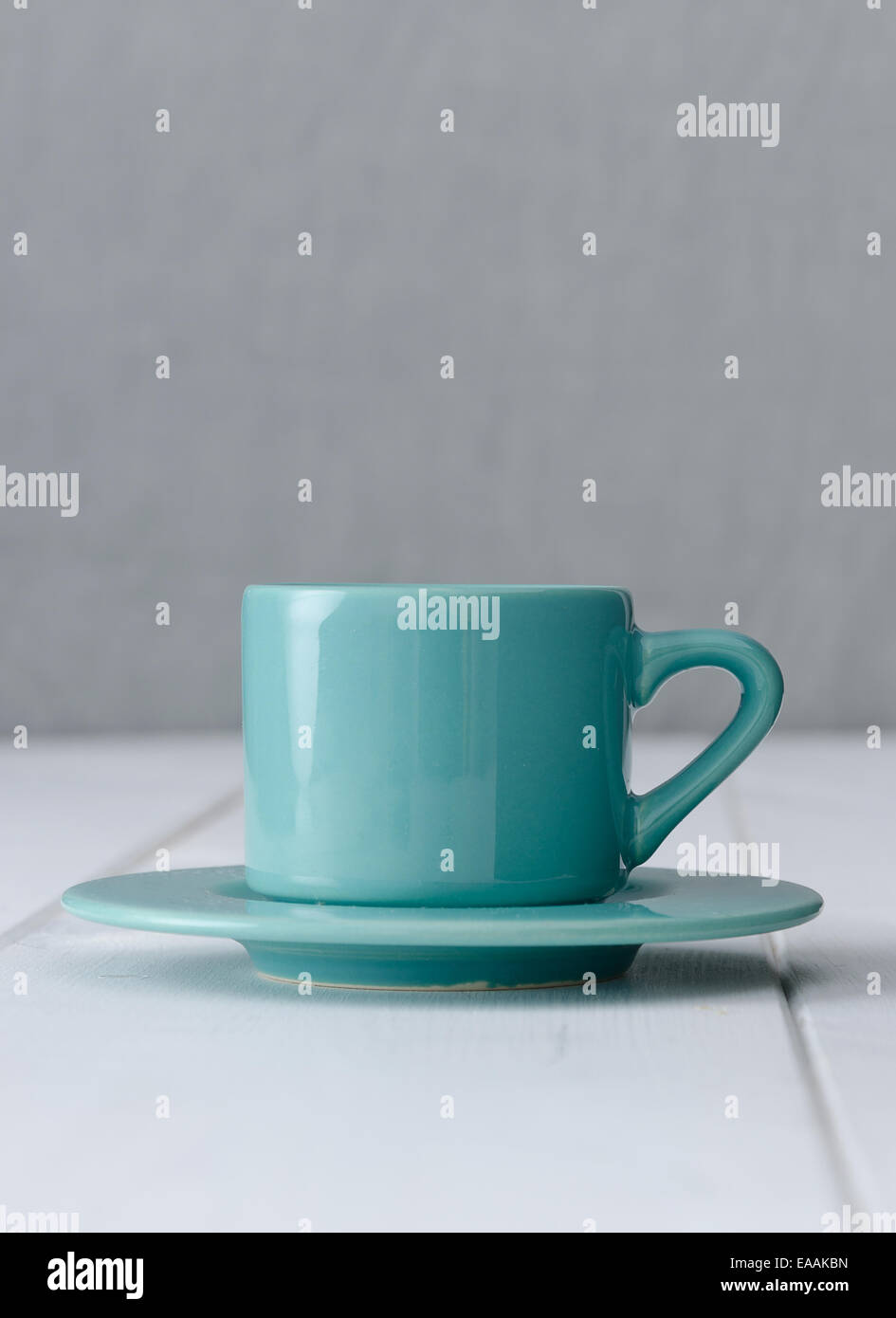 Blaue Schale über weißen Holztisch mit Textfreiraum Stockfoto