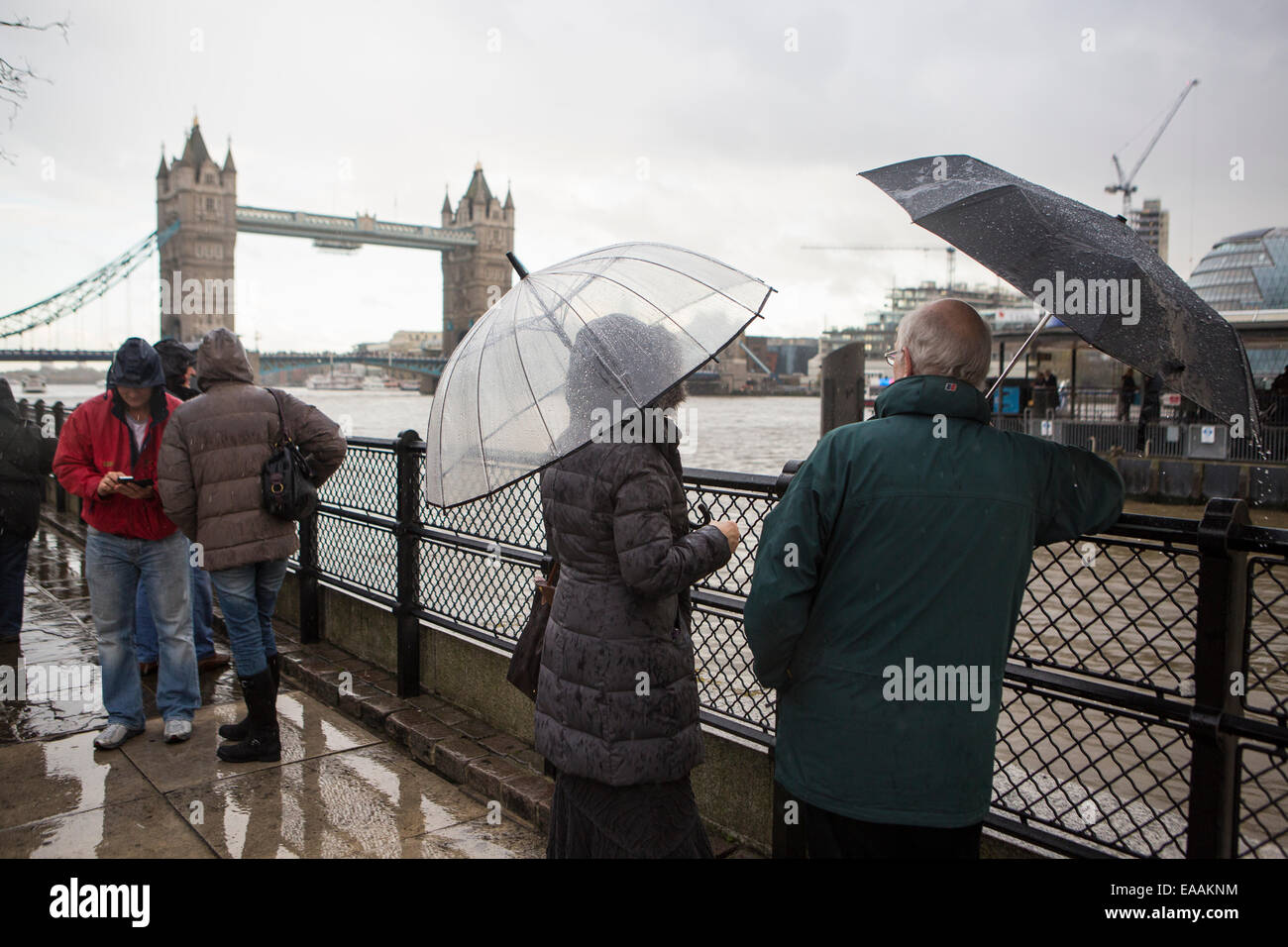 Menschen an einem Tag bis zur Tower Bridge in London an der Themse Ausschau. Stockfoto