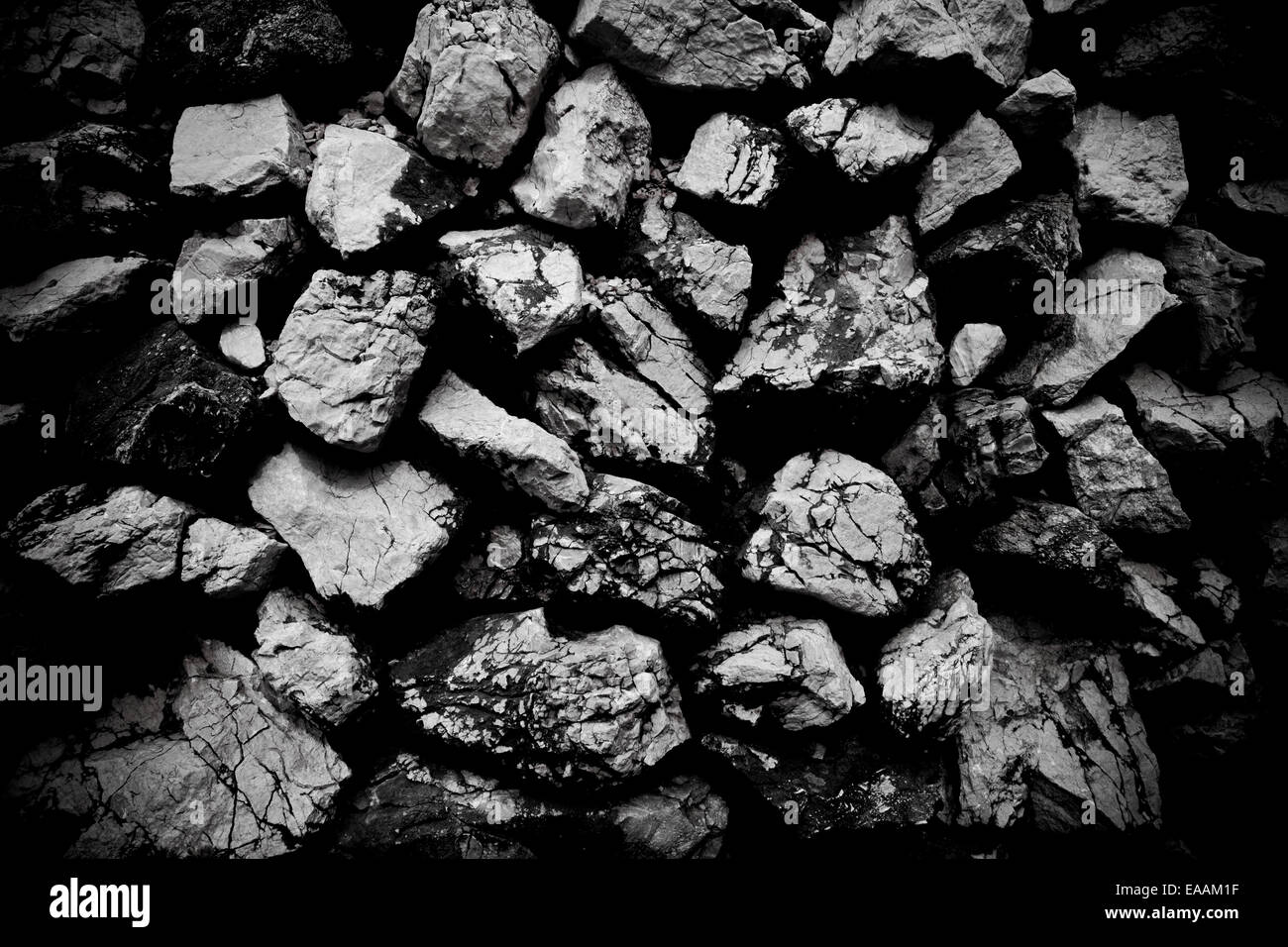 Steinmauer in dunkles Licht Stockfoto