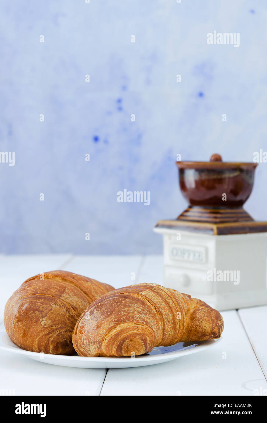 Zwei Croissant auf weißen Teller über hölzernen Tisch mit Textfreiraum Stockfoto