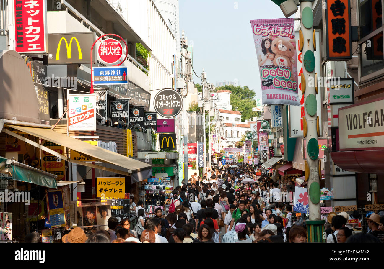 Takeshita Dori ist eine belebte Einkaufsstraße vor allem für junge Menschen in Harajuku, Tokyo - Japan. Stockfoto