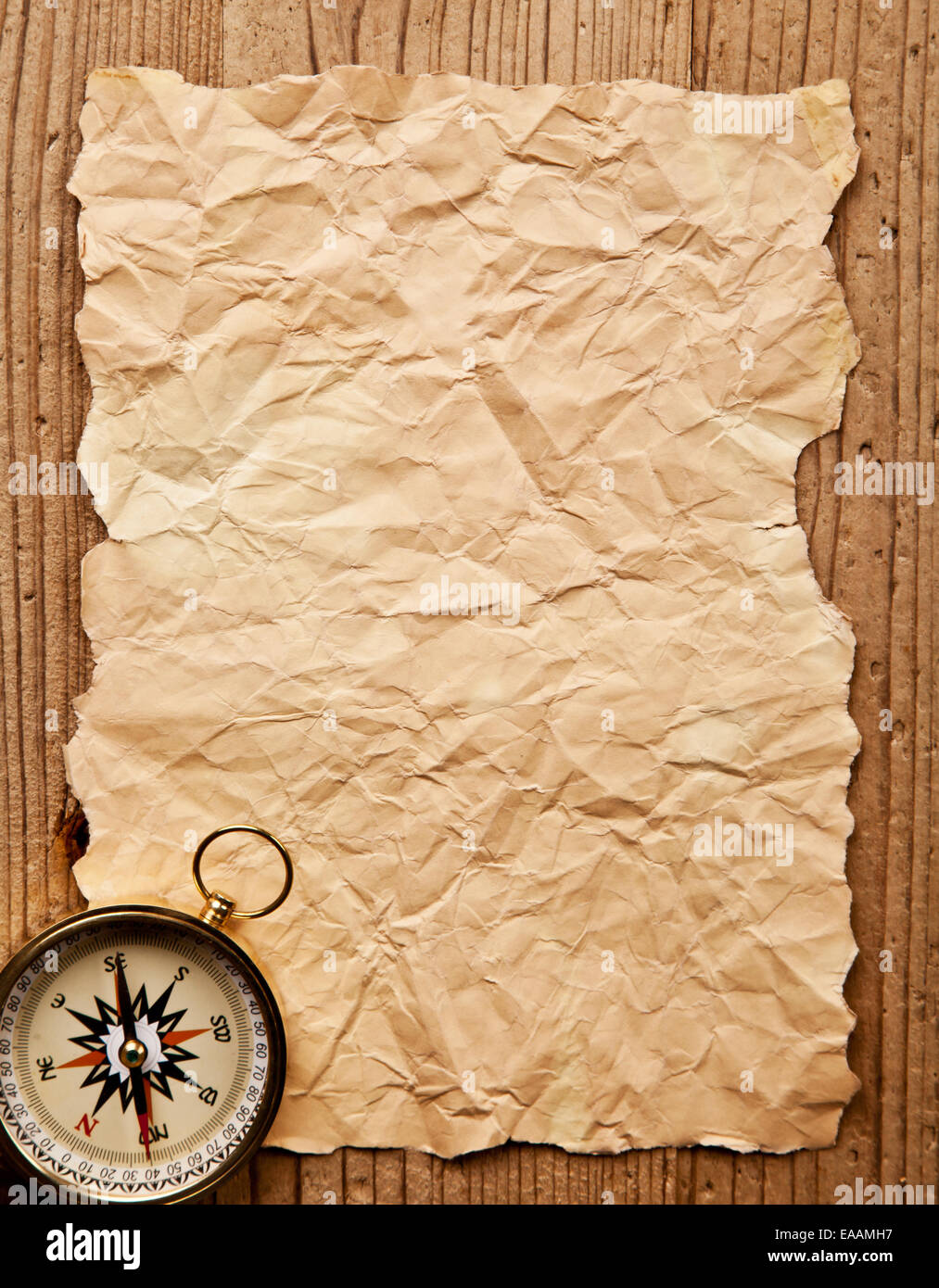 Leeres Papier mit Kompass im Grunge-Stil Stockfoto