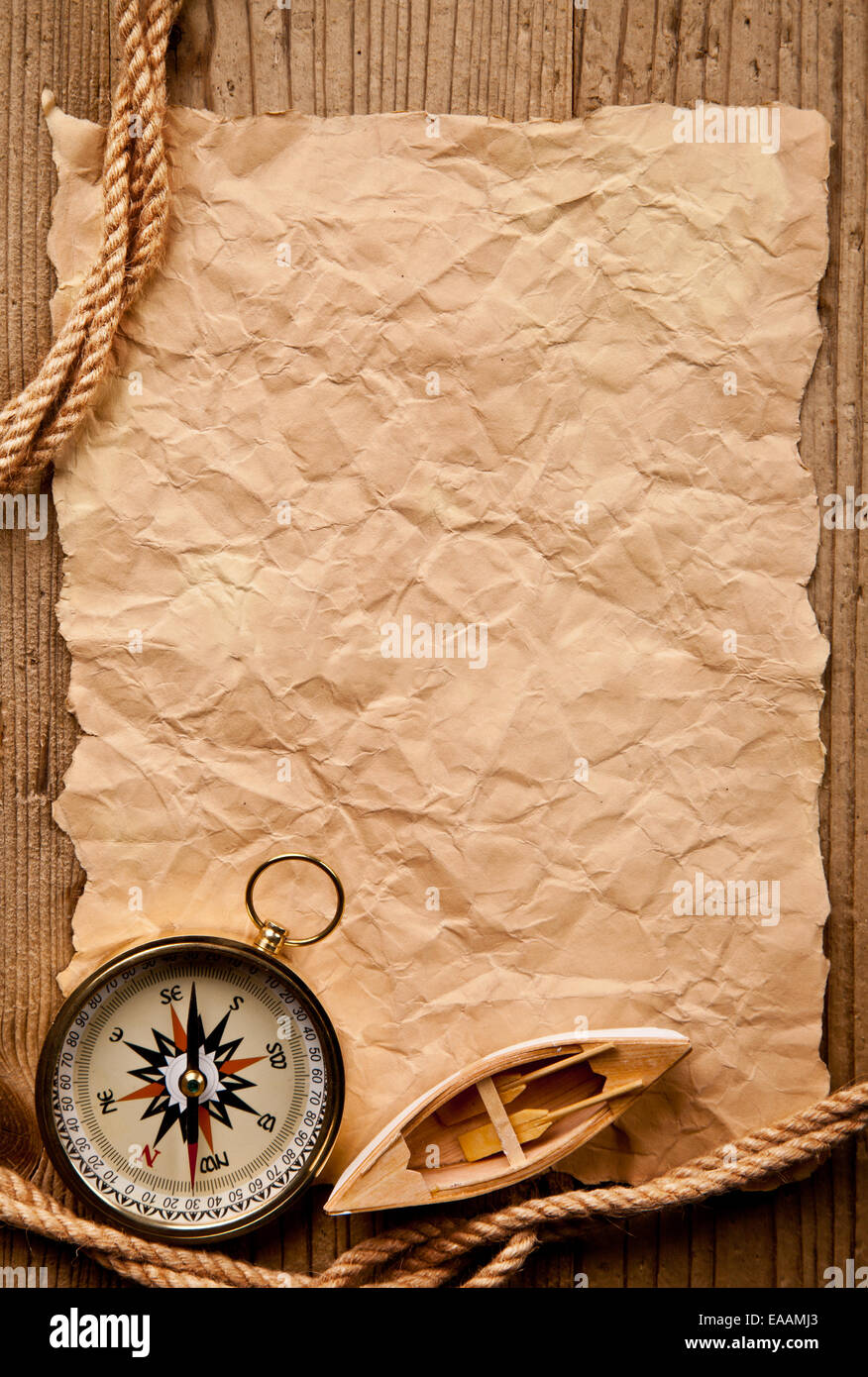 Leeres Papier mit Kompass und Seil im Grunge-Stil Stockfoto