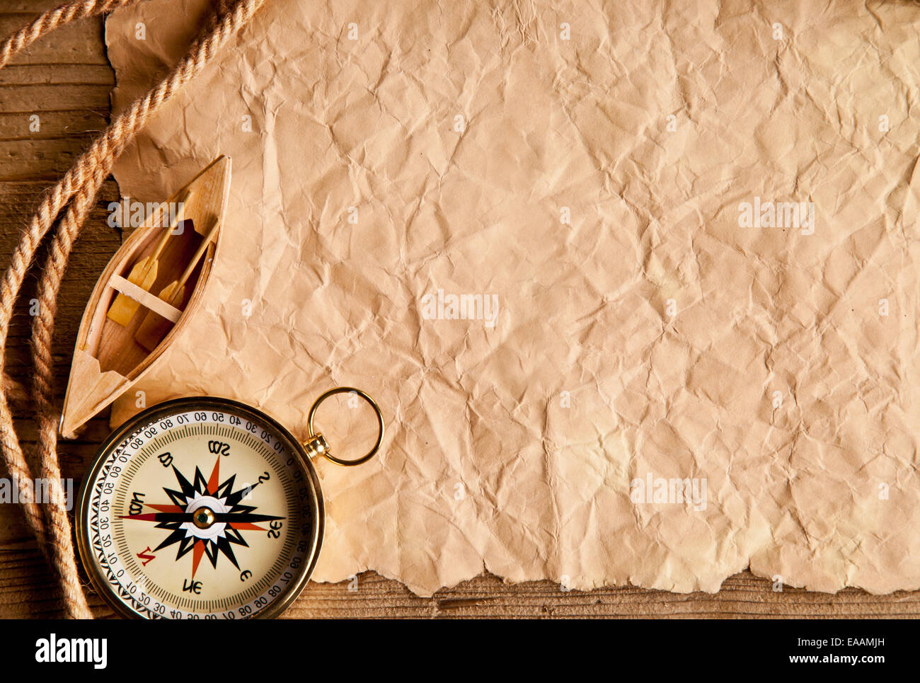 Leeres Papier mit Kompass und Seil im Grunge-Stil Stockfoto