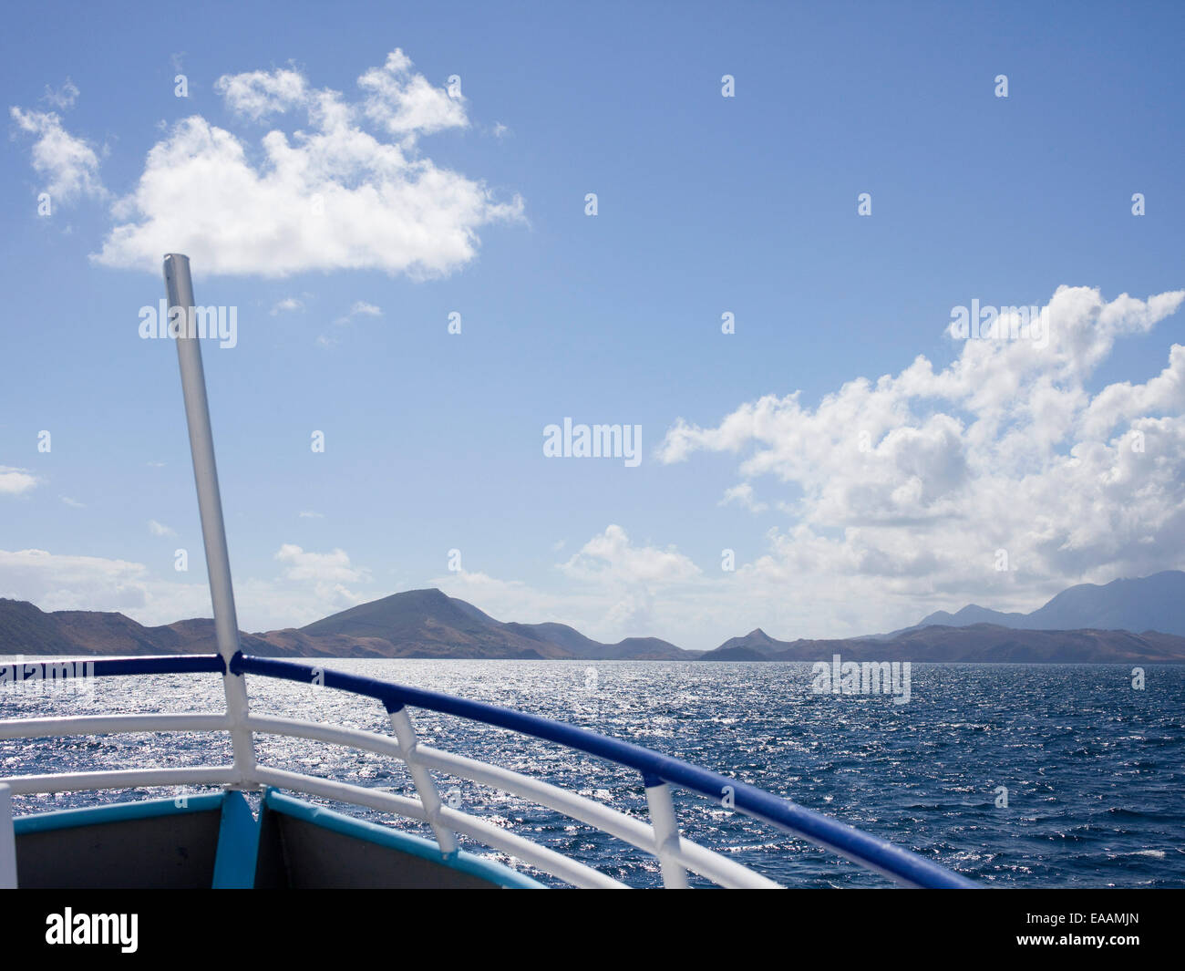 Bug der Fähre mit Wasser, Berge und Wolken Stockfoto