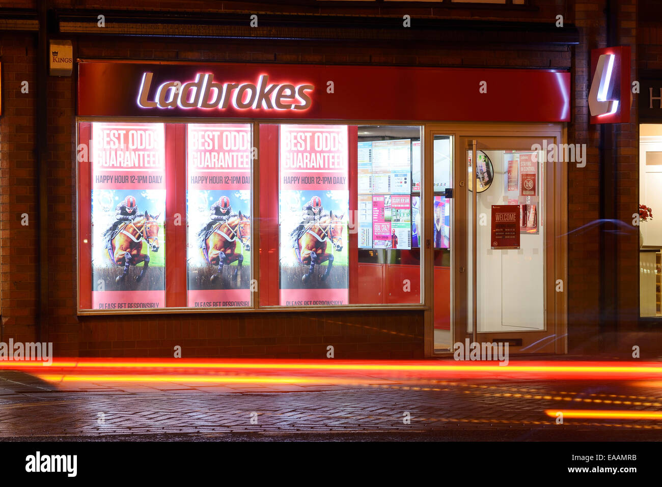 Ladbrokes Wetten Shop im Stadtzentrum von Chester UK Stockfoto