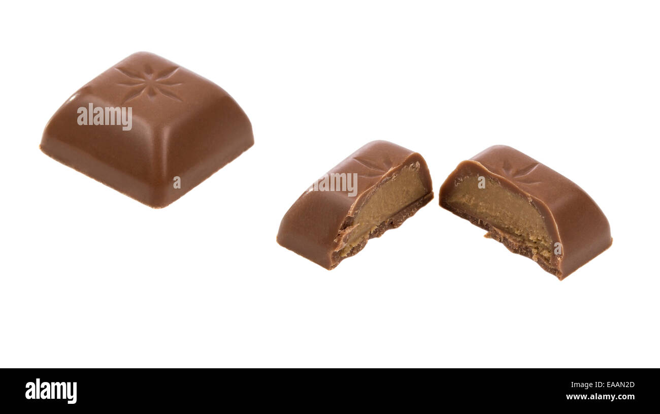 Ein Quadrat von Schokolade und anderen Quadrat Schokolade gehackt isoliert auf weißem Hintergrund Stockfoto