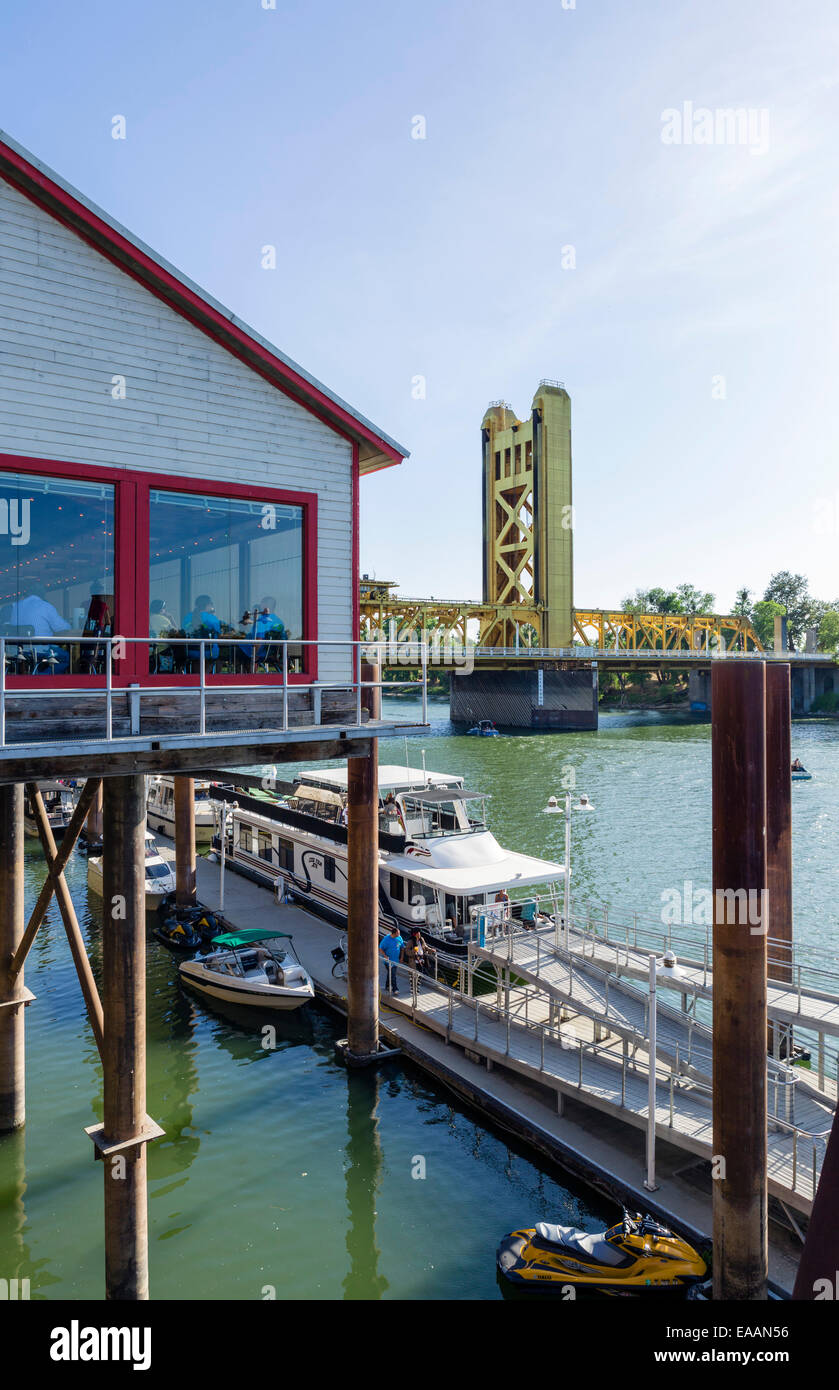 Restaurants an der Wasserfront im Old Sacramento-Viertel mit Tower Bridge hinter, Sacramento, Kalifornien, USA Stockfoto