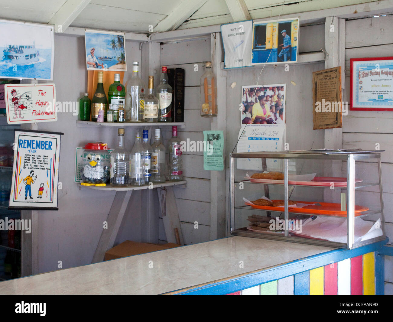 Detail der Theke und Bar im kleinen Restaurant in St. Kitts in den Virgin Islands Stockfoto