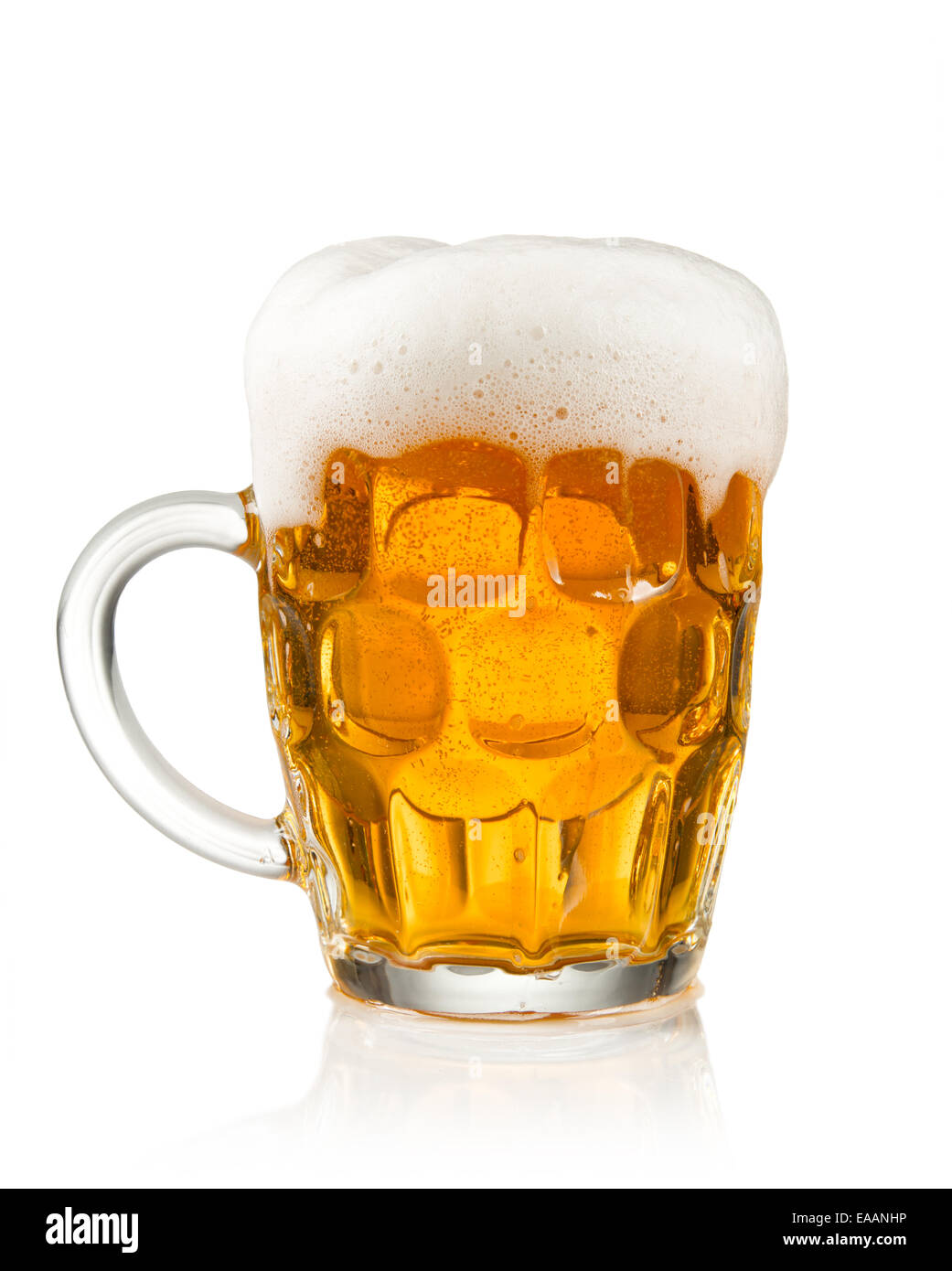 Glas Bier mit Rauch, isoliert auf weißem Hintergrund Stockfoto