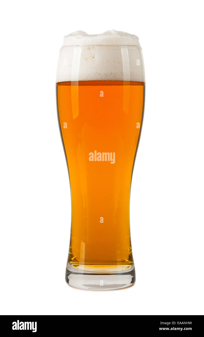 Glas Bier mit Rauch, isoliert auf weißem Hintergrund Stockfoto