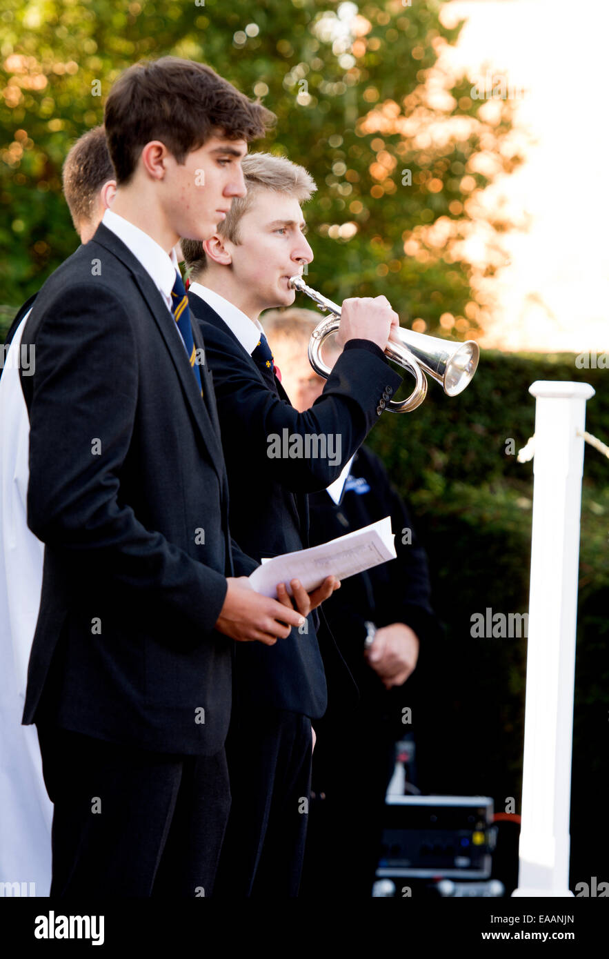 Stratford-upon-Gedenkgottesdienst Sonntag. Ein Schüler der King Edward VI Grammar School The Last Post auf einer Trompete zu spielen. Stockfoto